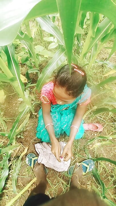Sister-in-law called me to the field of maize today and sister-in-law sucked my cock and removed the water, then I picked up sister-in-law's two legs and fucked my sister-in-law loudly.