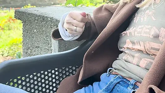 Kocamı törpülü gömlekle azdırıyor oudoor kahve yerinde büyük pirsingli meme uçlarını teşhir ediyor