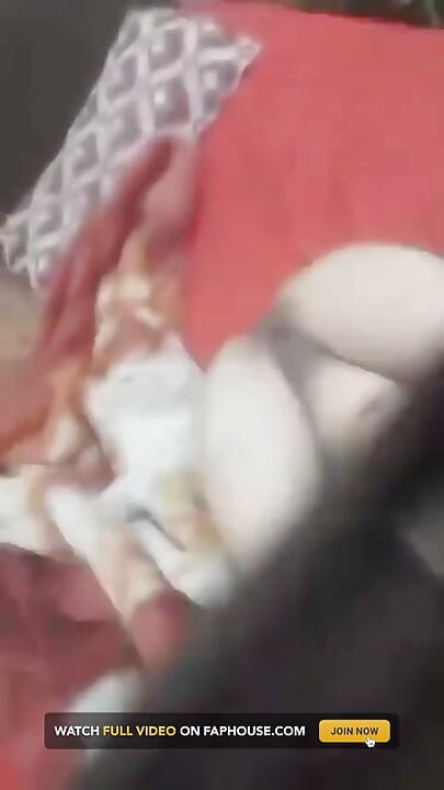 看着我的女友，她每晚都会给我看，穿着热辣的衣服