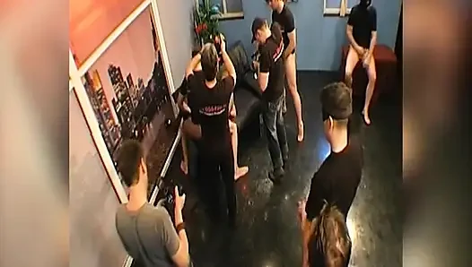 Cewek hot rambut pirang di-gangbang habis-habisan sama banyak pria sampai dicrot di dalam
