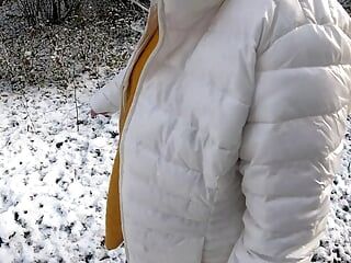 Обнаженная прохаживается и трахает сиськами в снегу