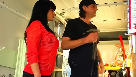 The Matured Slut Is Fucked Hard by the Craftsman in the Van