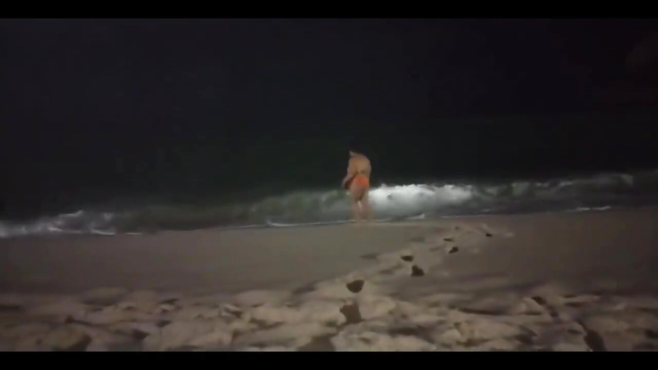 Se exibindo na praia, eu aproveitei para fazer um bom xixi