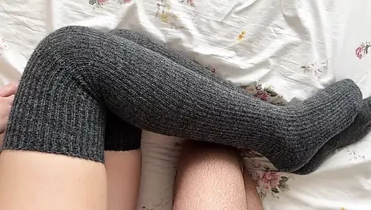 Üvey erkek kardeş, seksi üvey kız kardeşini uzun çoraplarıyla beceriyor – Sabah boşalması POV