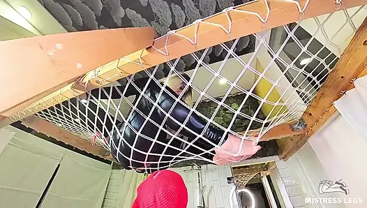 Поклонение богине гамаку, часть 2 - рабский язык нежно скользит на моей распакованной киске и заднице плюс золотой подарок