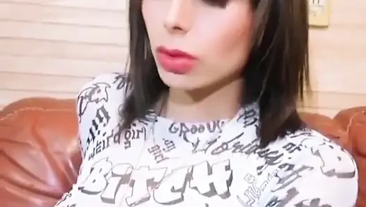 Model yüzlü travesti evde anal sikiliyor