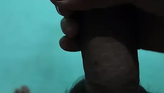 Üvey kız kardeşim kalın penisime eliyle masaj yapıyor