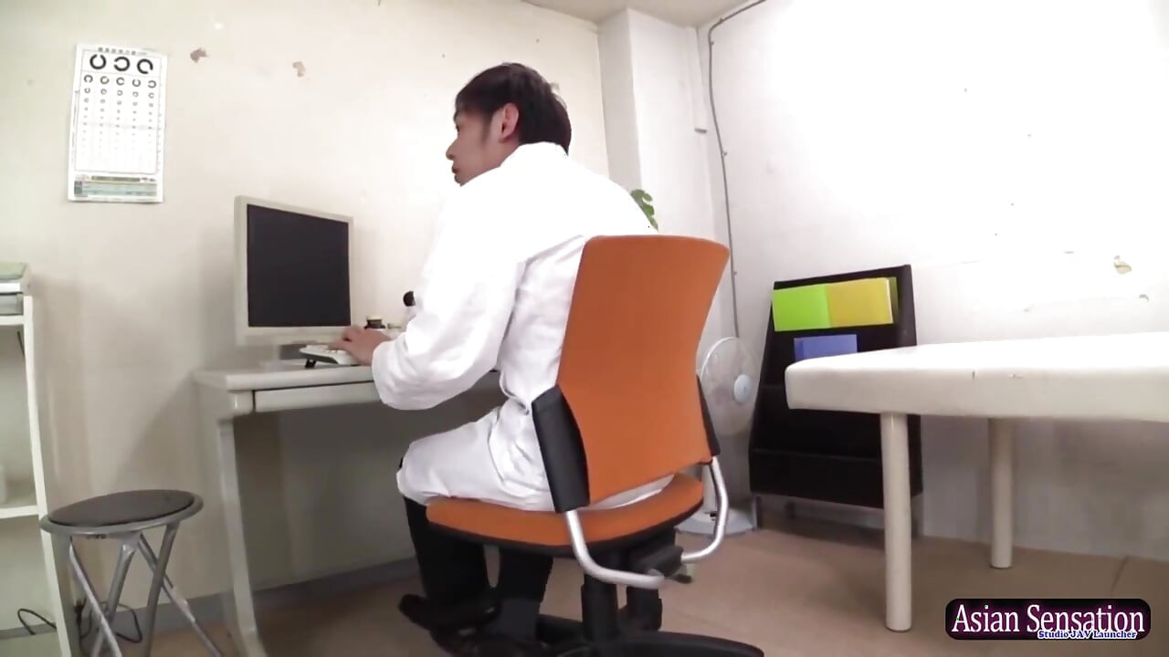 팬티 스타킹 아래에서 벌거벗은. 2020년 1월 22일 10시 2020