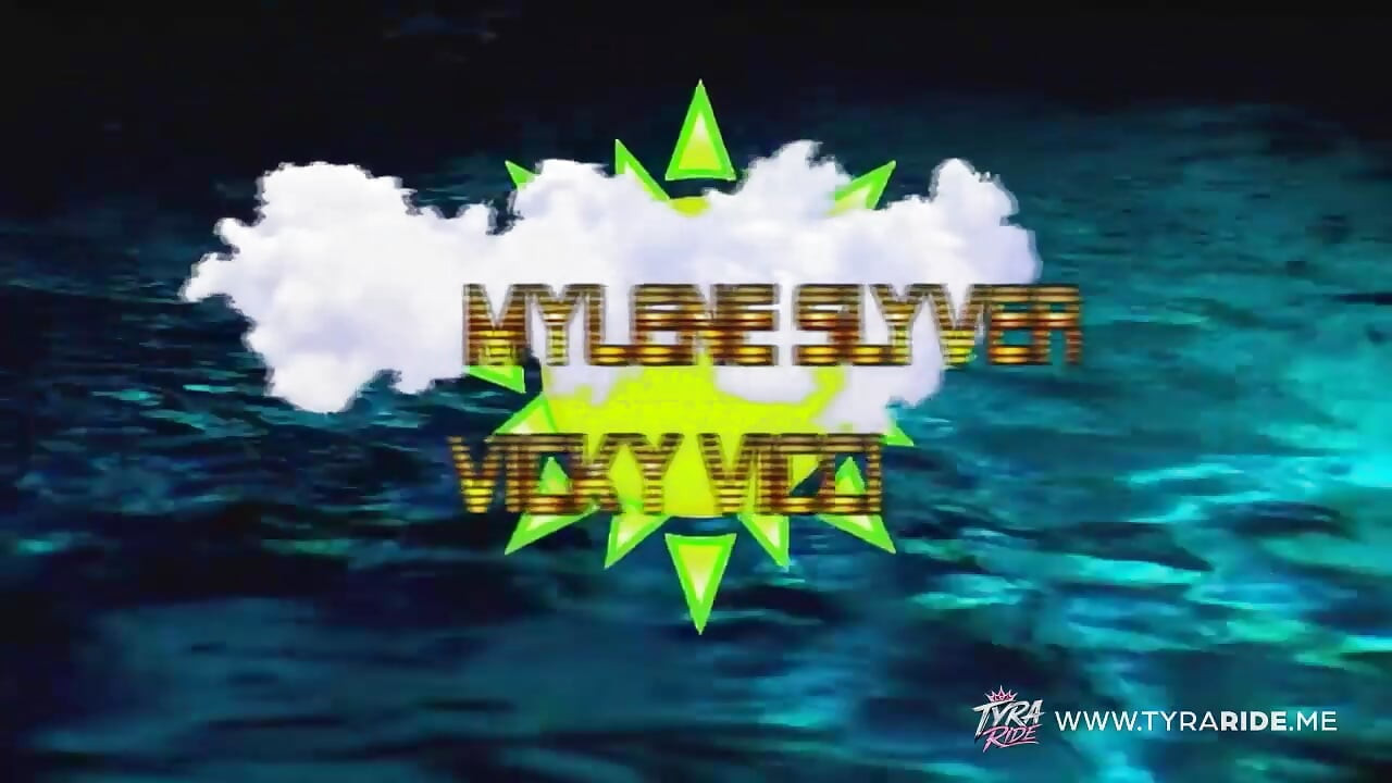 Милфа-блондинка жестко скачет на пляже и спальне для интенсивного