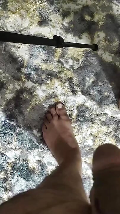 按摩師奧古斯特·斯凱用手指戳莎拉阿拉伯文打她