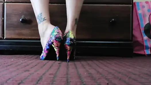 High heel pump shoe play standing