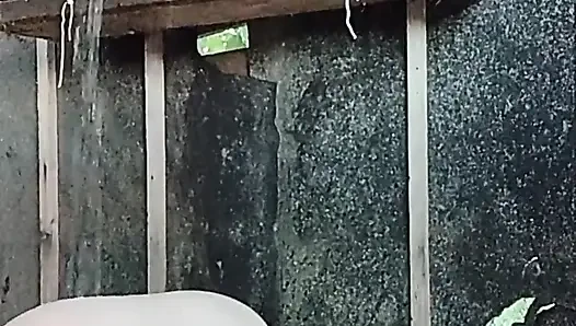 Ich beobachte ein kurviges mädchen, das sich auf der straße waschen.