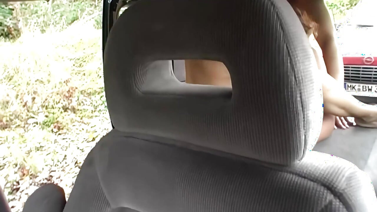 Des salopes excitées sucent une bite dans une voiture - orgie déjantée