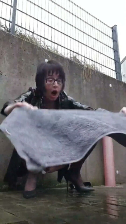 Weight at pussy with squirts | Clip 1