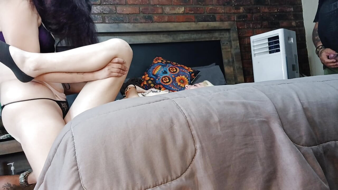 Masturbare în timp ce 2 fete se fut reciproc cu un vibrator legat