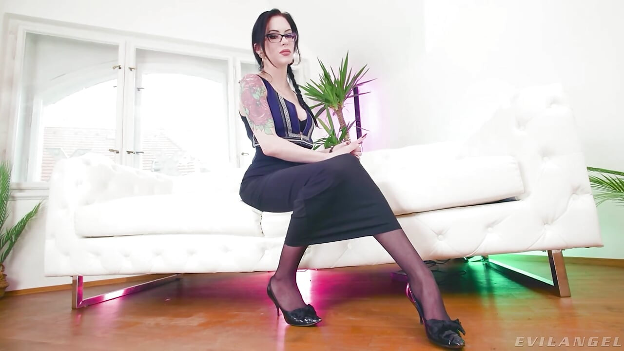 EVIL ANGEL - Femdom kochanki HIME MARIE i ASTERIA JADE czczone przez żałosnego goonera