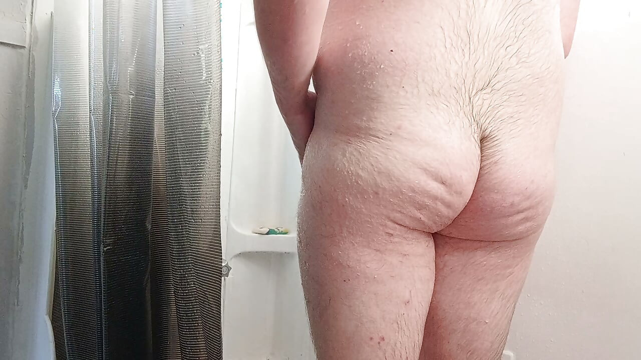 Cum take a shower with a chubby daddy