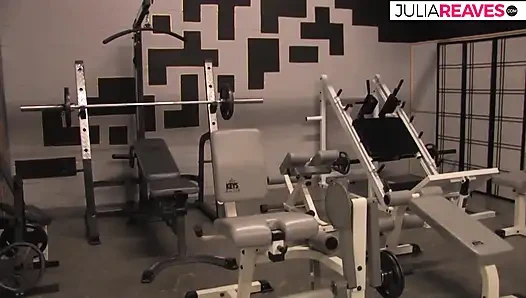 Сексуальная тинка наслаждается скачкой на огромном члене до камшота