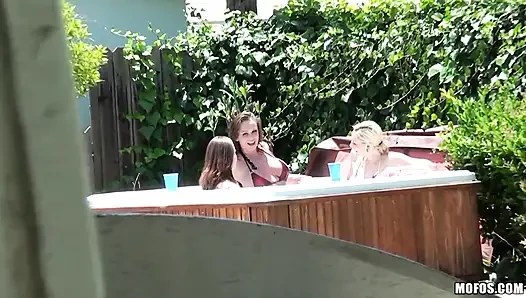 Perverse on Patrol - üppige Rylie Richman & Chloe werden vor der Kamera während eines nassen und wilden dreier-pool-dreier vor der kamera erwischt