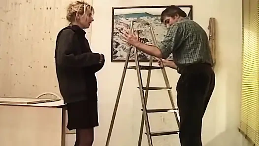 Olgun sarışın orta yaşlı seksi kadın parmaklanıyor ve çoraplı sert sikiliyor