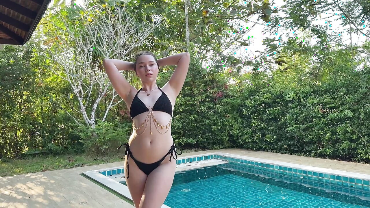 Сочная Брюнетка С Большой Задницей Трахает Себя Большим Дилдо У Бассейна