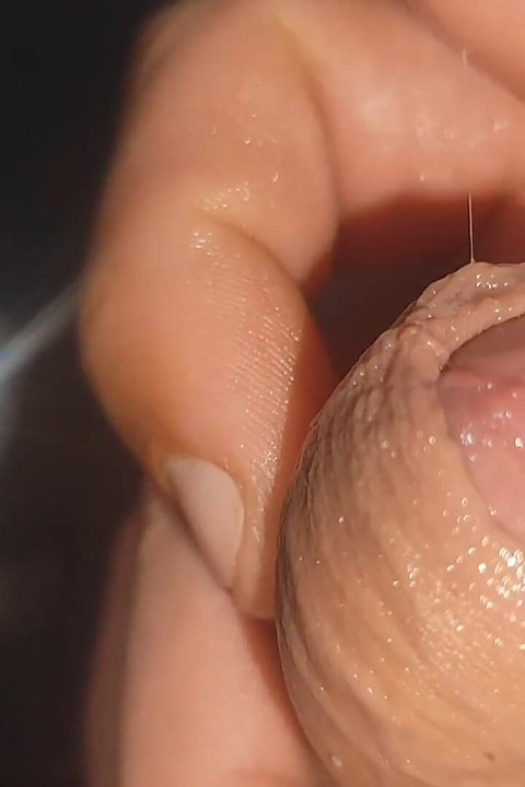 制御不能なオーガズムの中で、荒々しい静脈が溢れ出している。