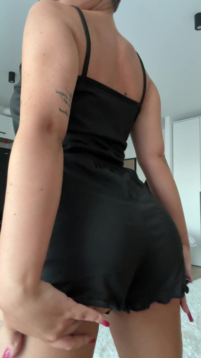 ¿Quieres ver qué hay debajo de mis shorts?