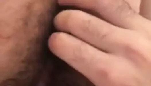 Utangaç çocuk delik ile oynuyor