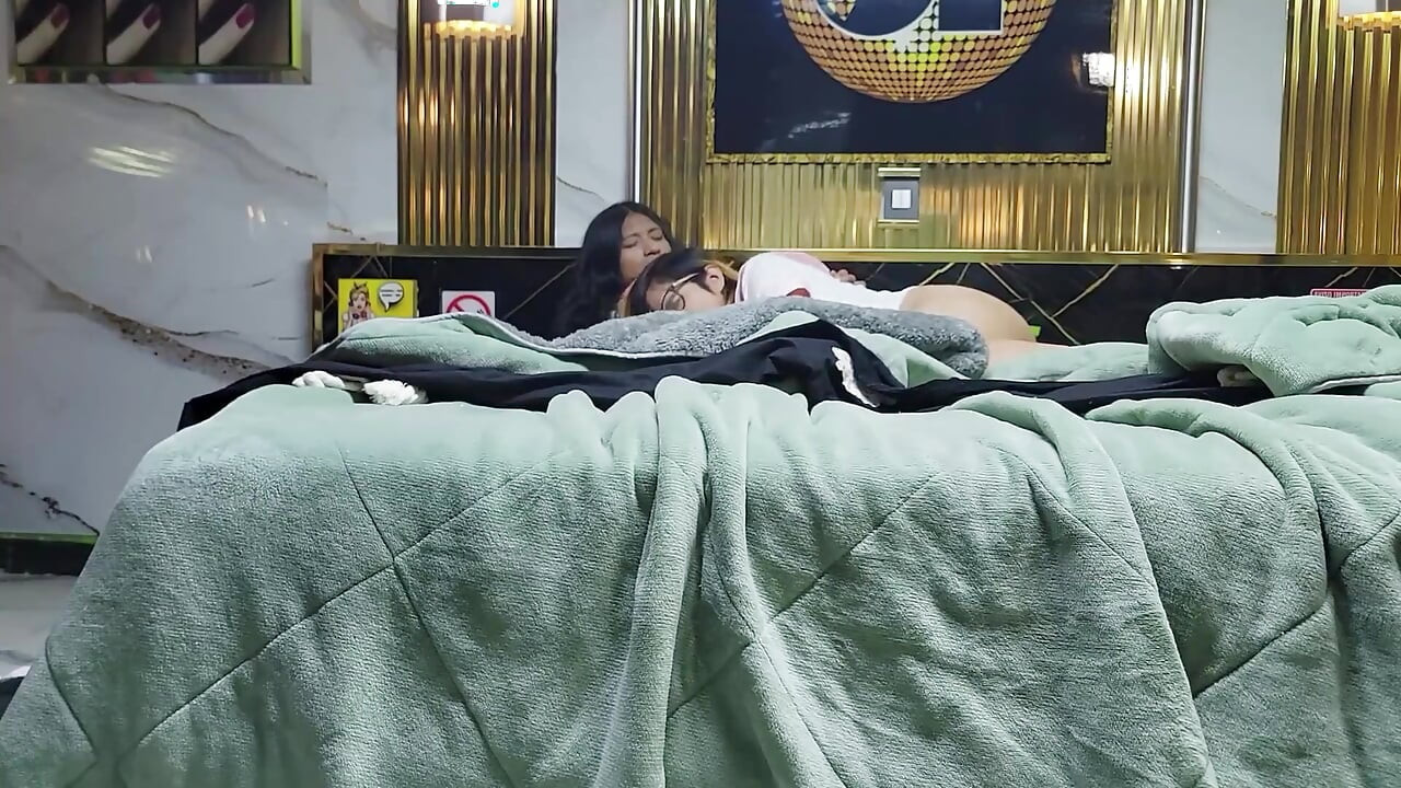 Dos Chicas Se Divierten