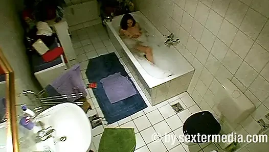 MILF занимается личной гигиеной в ванной