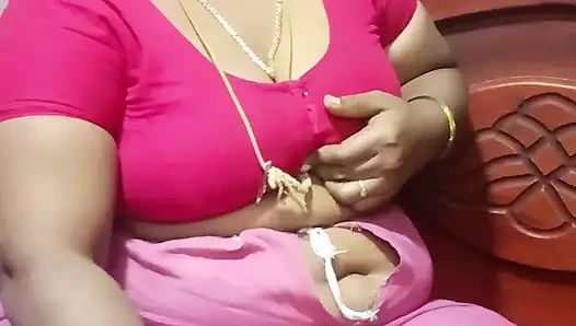 Yalnızken mastürbasyon yapıyor.