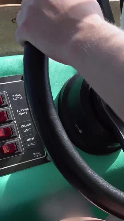 老大屁股在他的船上乱搞年轻的纹身和穿孔的黑发