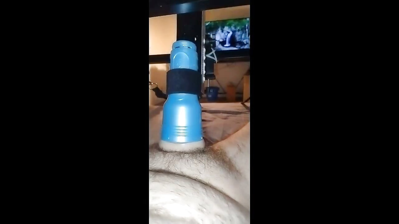 Fleshlight montiran na mašinu za muženje