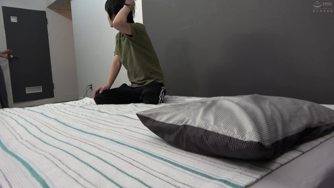 息子が母親の体をマッサージ中にズボンを下げて半ケツにしたら… - Part.1