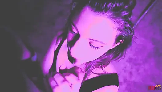 Pelacur terjebak didorong untuk bugil dan nyepong kontol captor