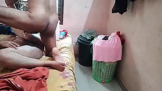 Ibu rumah tangga India menjilati penis suami di mulutnya