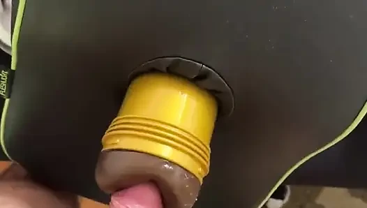 Azgın adam fleshlight'ı sikiyor