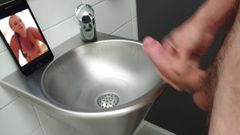 Tachinare goală în toaleta publică pentru Dunkle Leidenschaft