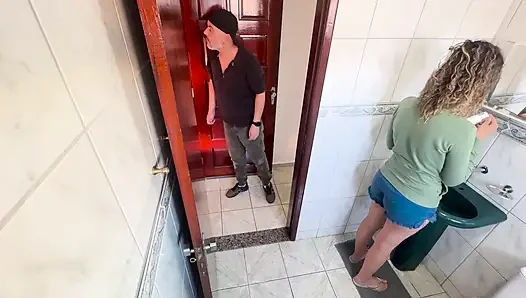 Ein reibt sich an seiner stiefschweette im badezimmer