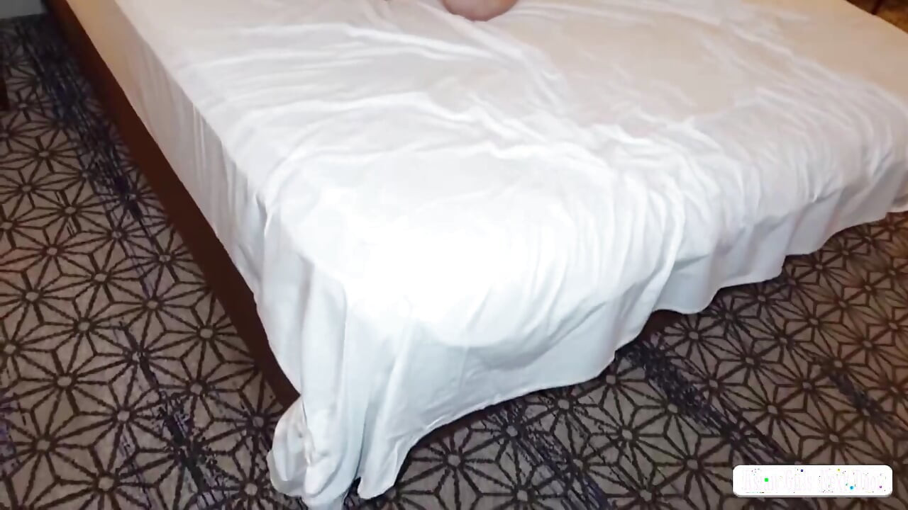 Zaproszenie do hotelu ze światłami w pomieszczeniach zamienia się w dziką noc, w której może tylko powiedzieć, że czuje się zbyt dobrze