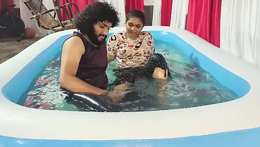 Pasangan mallu di kolam renang dientot habis-habisan sambil nyepong kontol di kolam renang