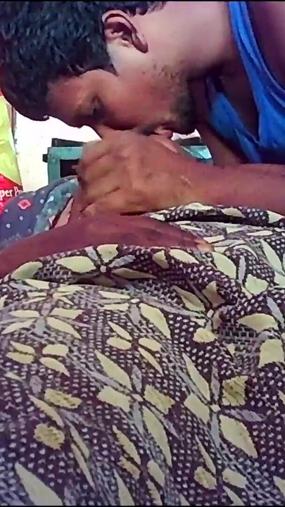 Trenutak koji morate podijeliti iz "Indijska seoska kućanica ljubi seksi sise"