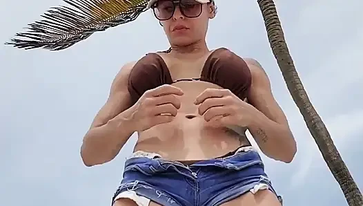 Dewi Berotot Raksasa Di Pantai