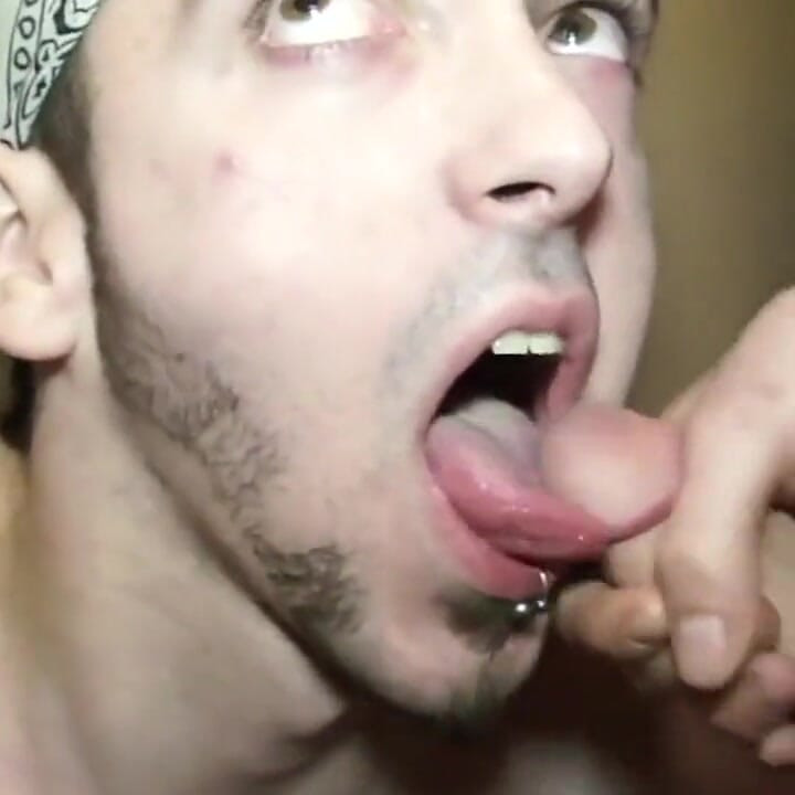 Bukkake Amateur with Gay Twinks Sucking All His Friends to the Cum