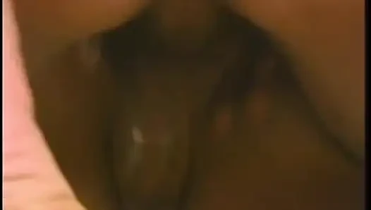 Olgun kızıl saçlı üçlü seks sırasında biseksüel erkek yarağı emiyor ve biniyor