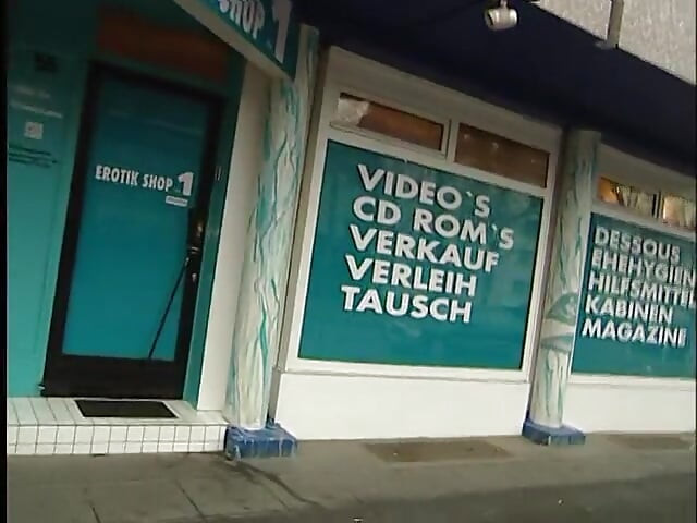 Kamuk dukan par kam karne vali larki mera lnd choos rahi hai