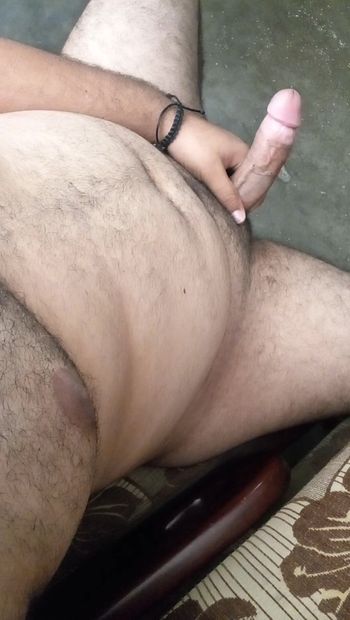 मोटा आदमी अपने लंड के साथ खेलता है