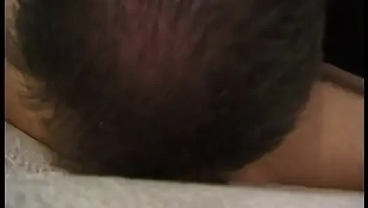 Brünette retro-schlampe mit kleinen titten gibt einen angenehmen blowjob