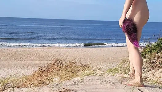 Ekor kuda poni dientot. Gadis nudis nakal bermain di pantai umum.