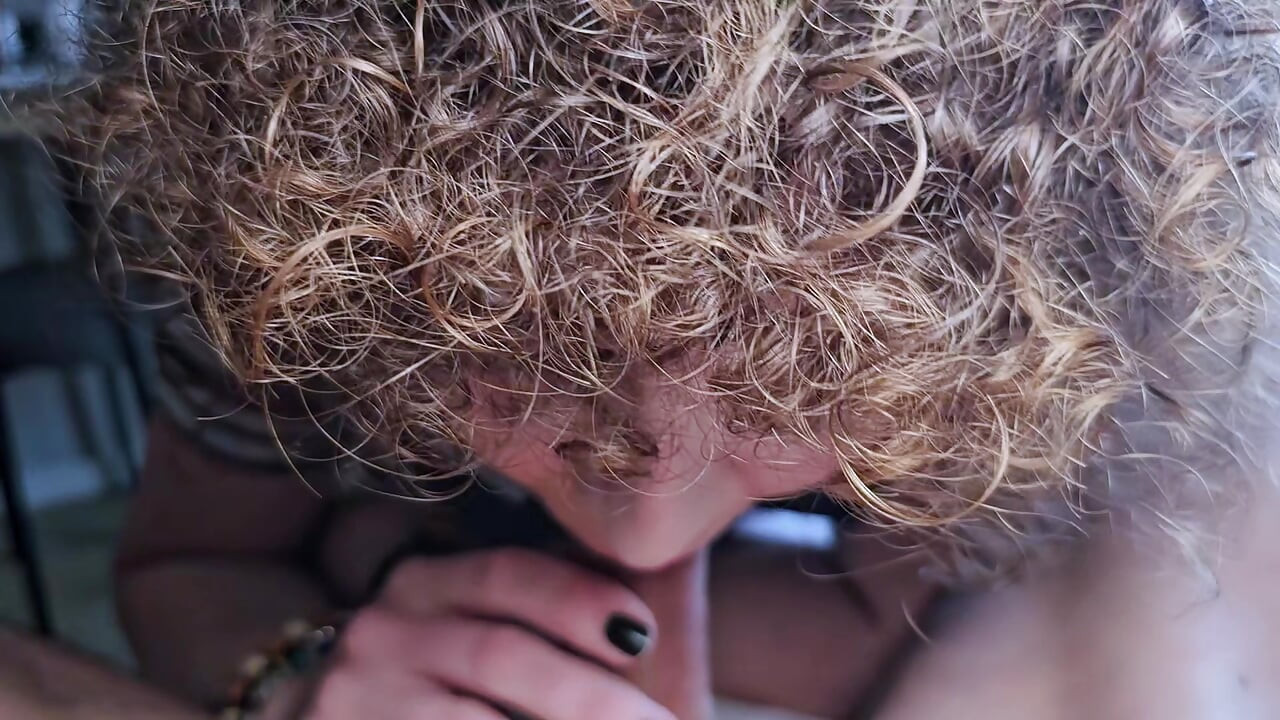 トランスジェンダーの売春婦が黒人男性のペニスをしゃぶり、お尻に精液を注入される - Prettyboi2000x